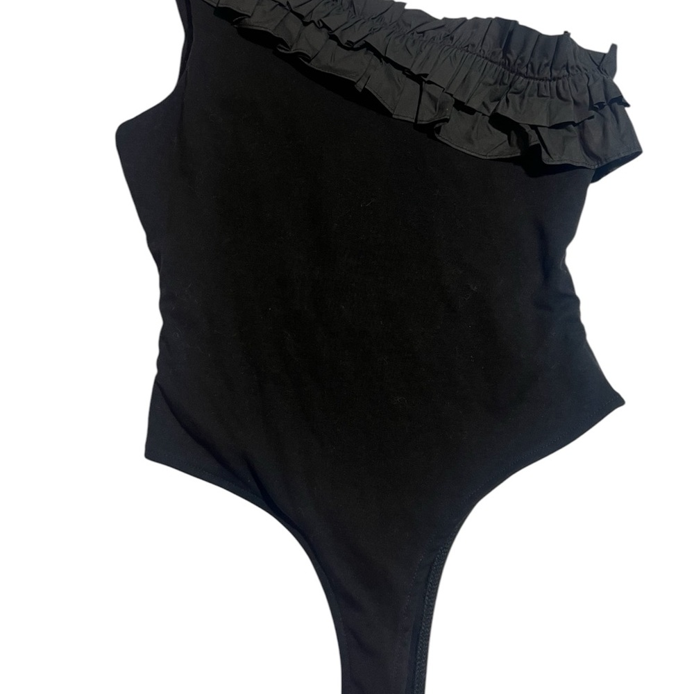2.7 August Apparel Black One-Shoulder Bodysuit | Size M Asymmetrical Ruffle